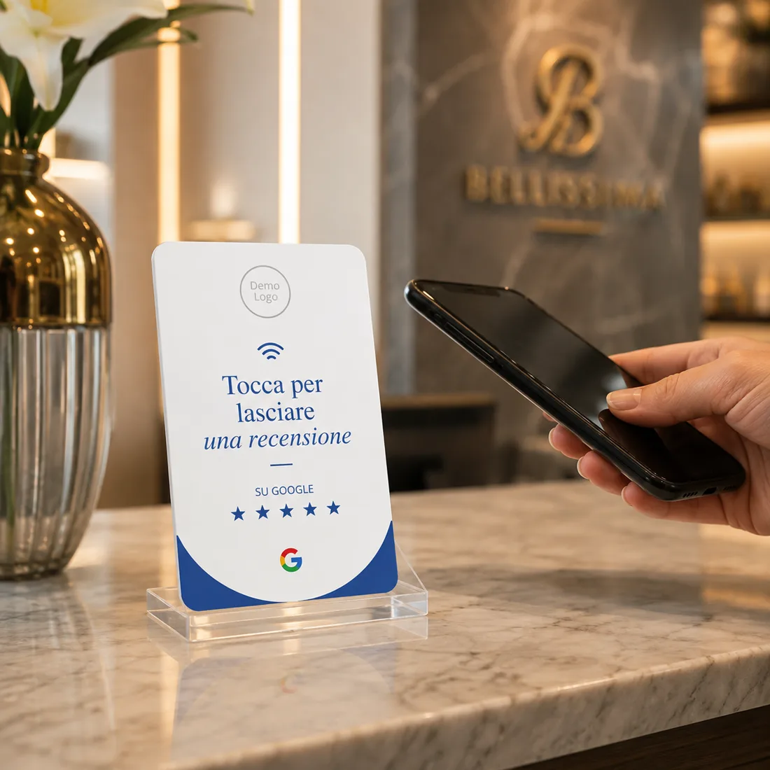 Cliente che avvicina il telefono a una card NFC recensioni