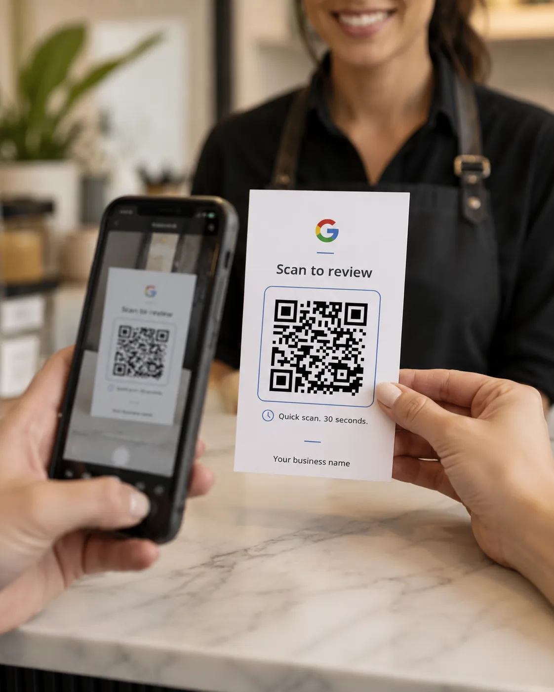 Kunde scannt den QR-Code einer Clean Google Bewertungskarte
