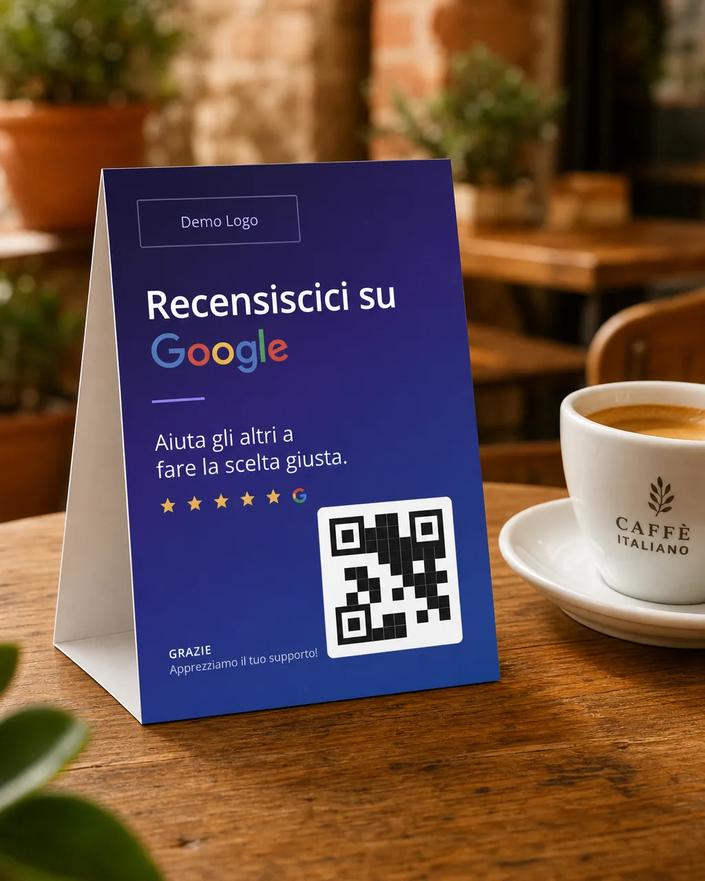 Espositore da tavolo con QR per recensioni Google accanto a una tazzina di caffè
