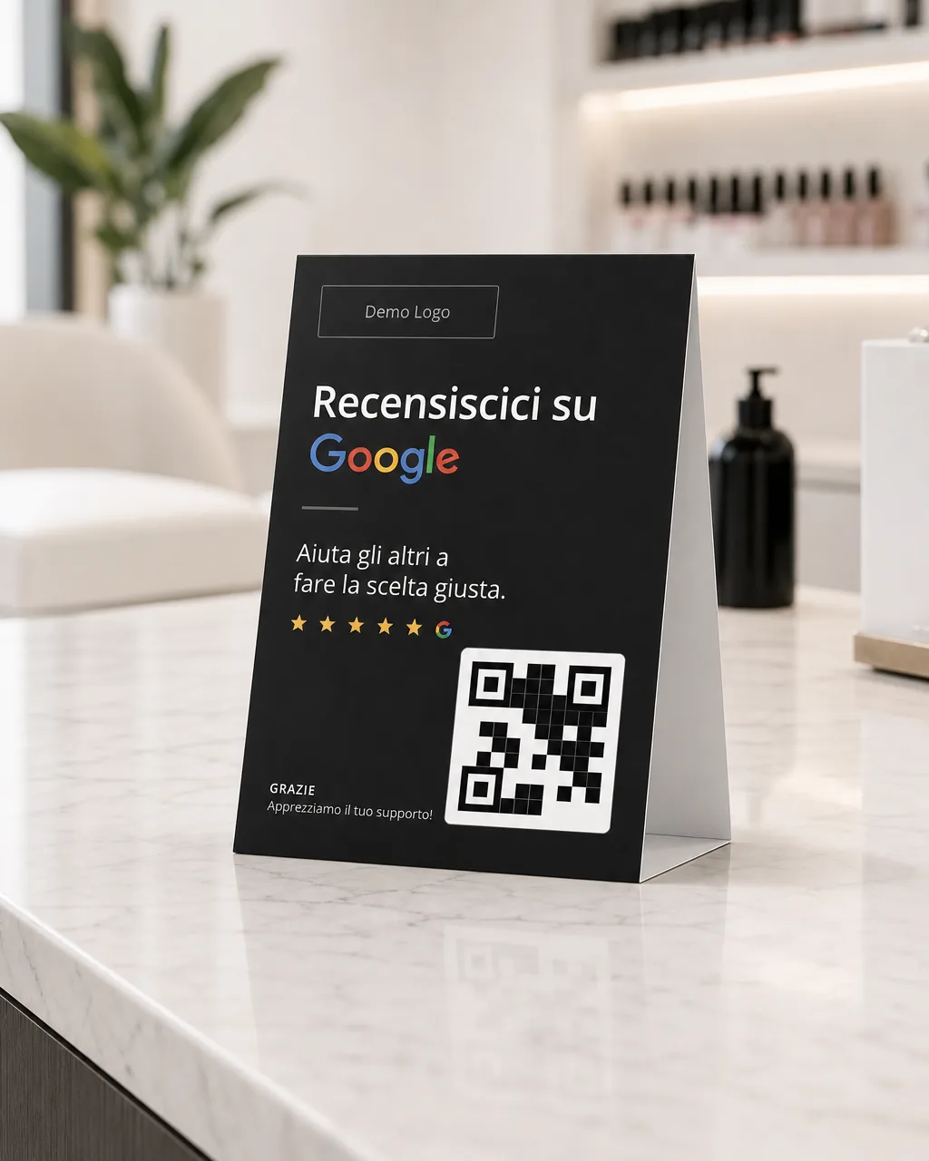 Espositore da tavolo nero con QR per recensioni Google al bancone di un beauty salon