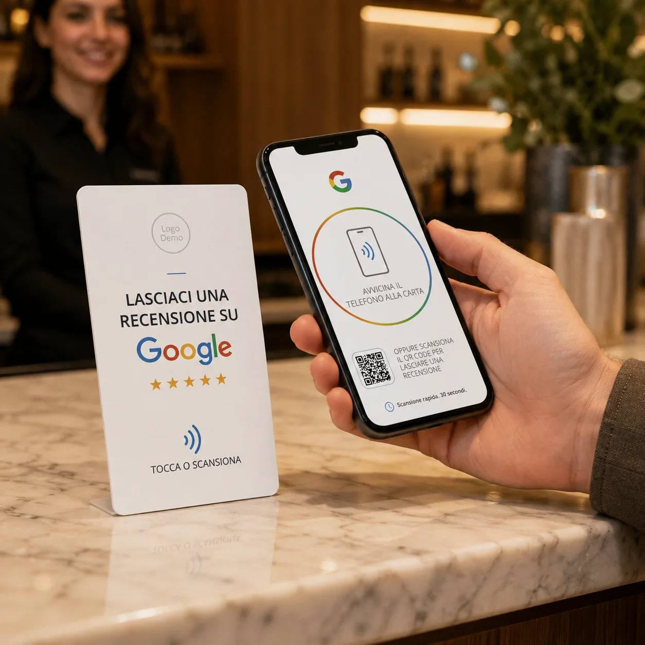 Cliente che avvicina il telefono a una card NFC recensioni
