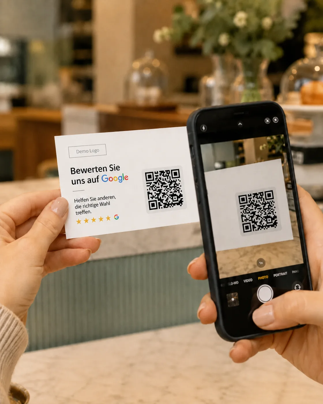 Kunde scannt den QR-Code auf einer Google Bewertungskarte im Professional-Design