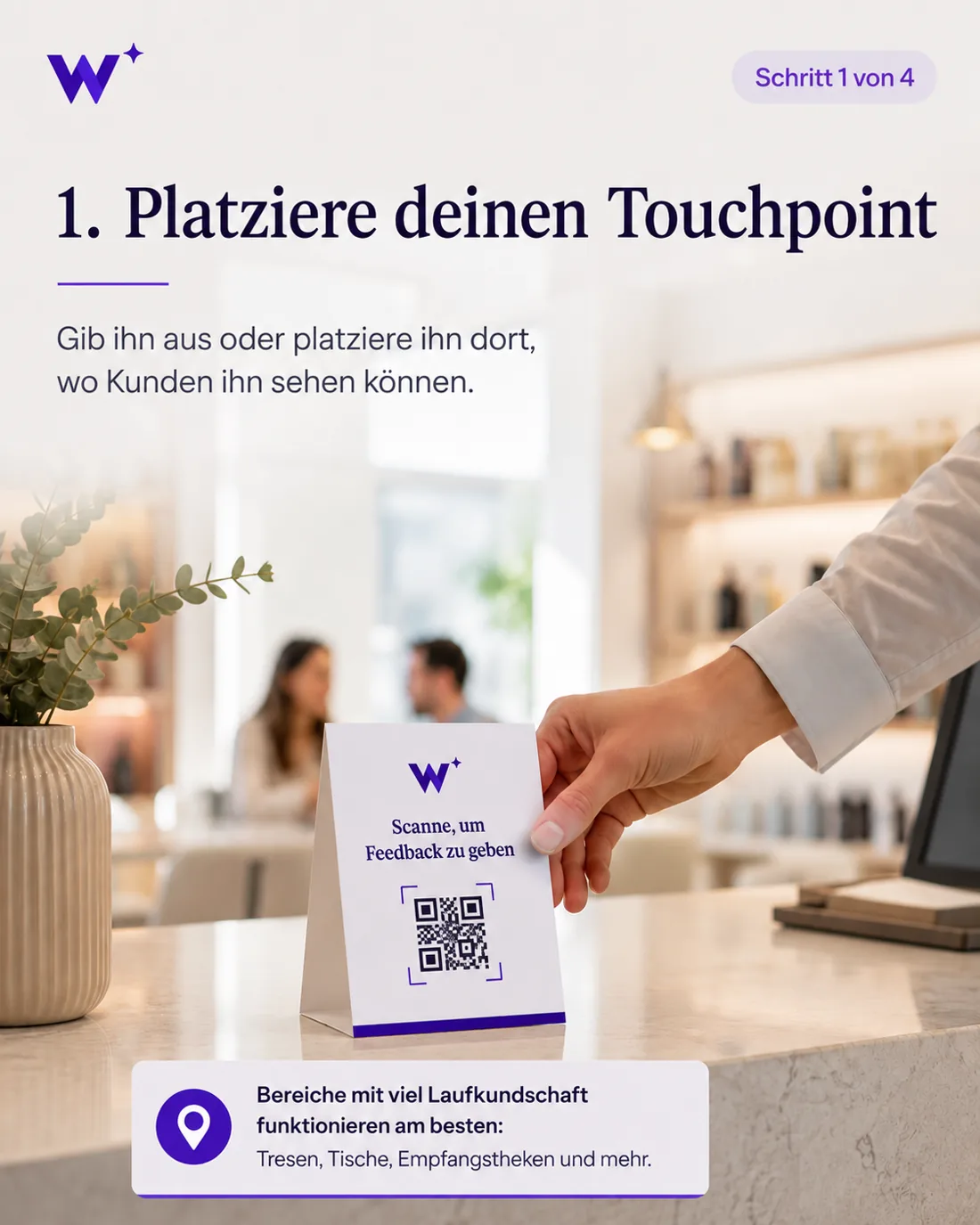 Aufstellen eines Bewertungsaufstellers auf einem Tisch