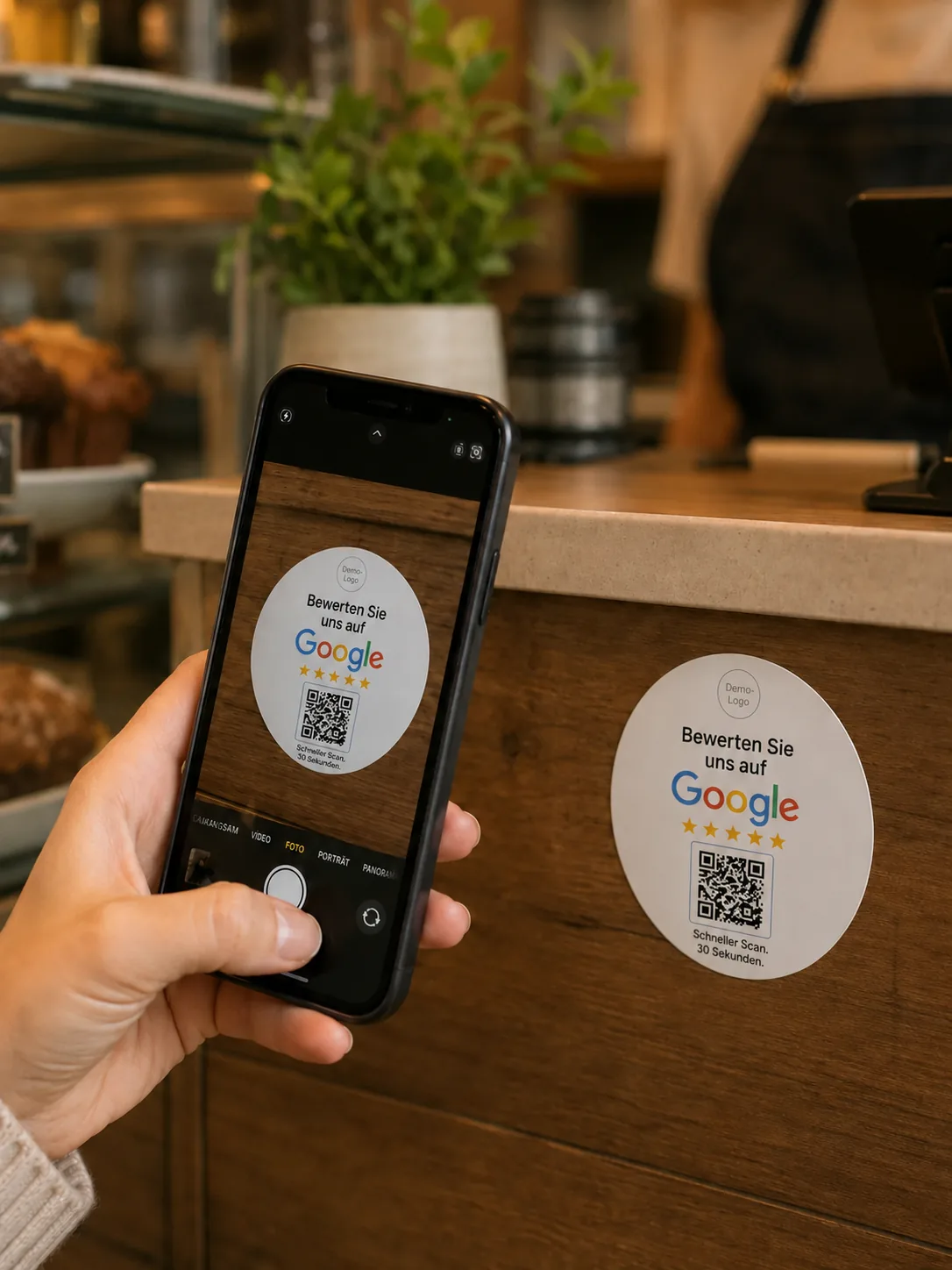 Kunde scannt den QR-Code eines Clean Google Bewertungs-Stickers