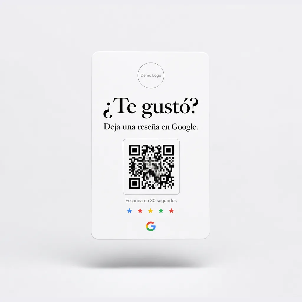 Entregando la tarjeta de reseñas a un cliente