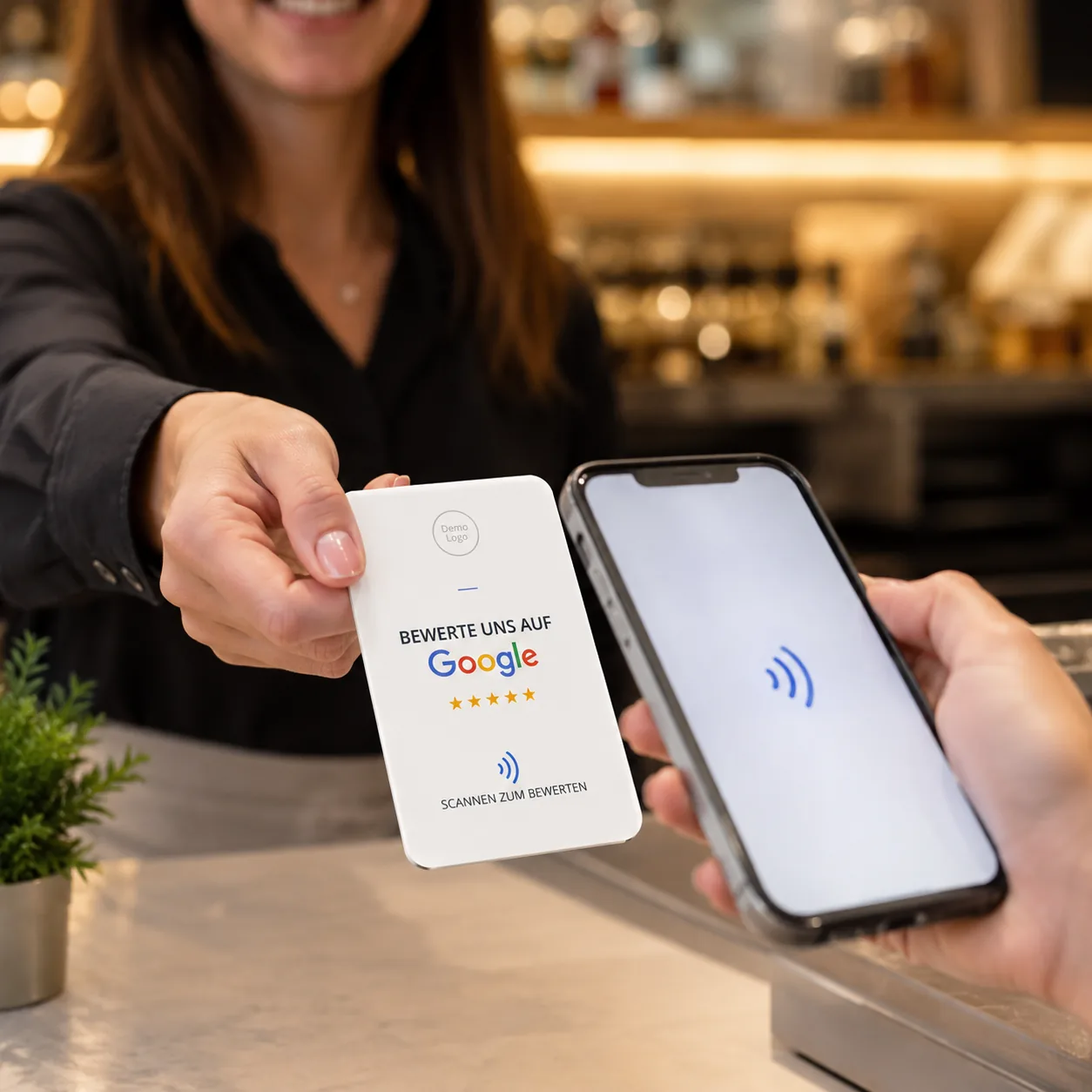 Kunde hält sein Handy an eine NFC-Bewertungskarte