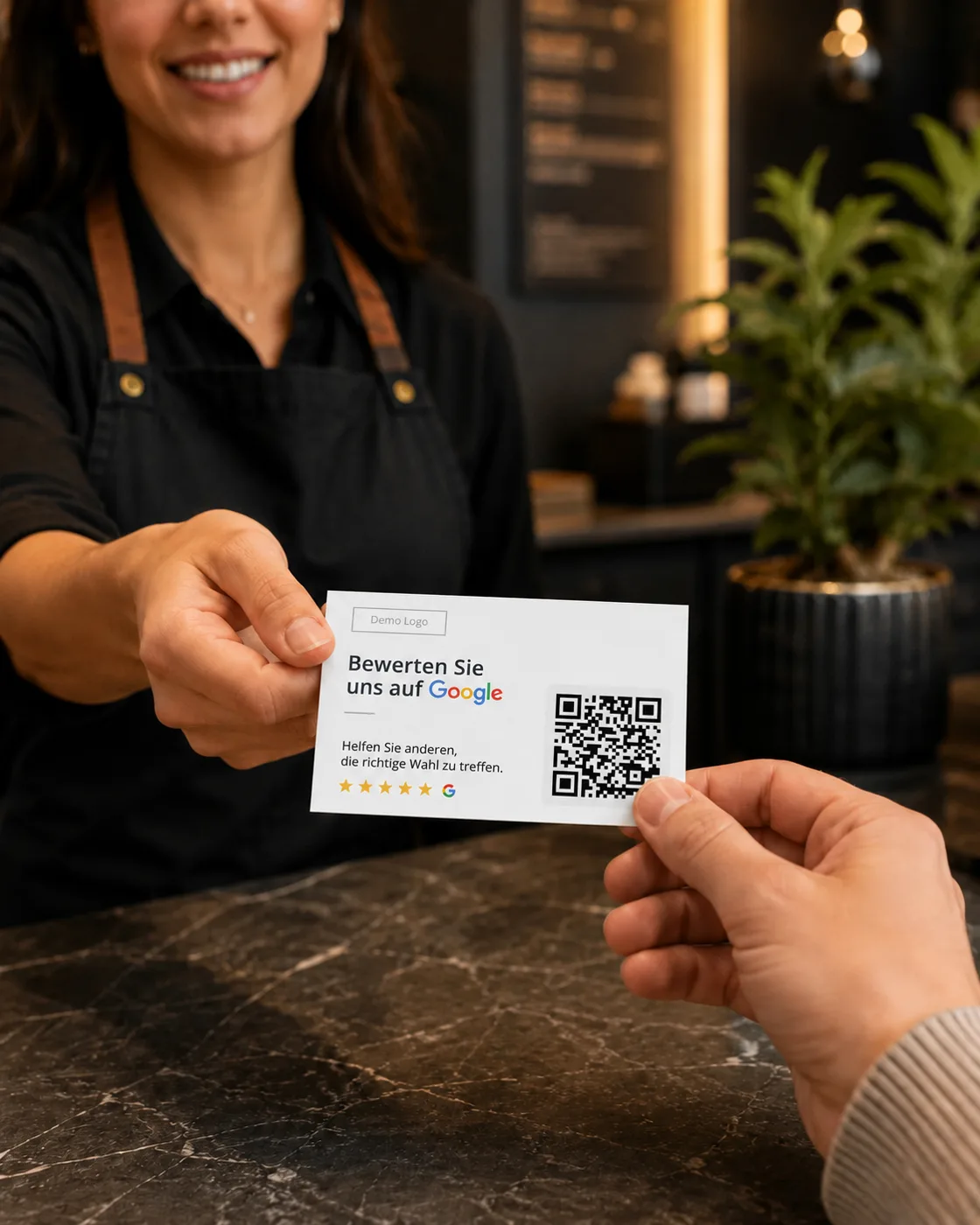 Inhaberin überreicht einem Kunden eine Google Bewertungskarte im Professional-Design