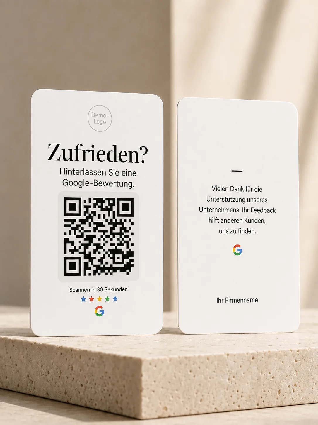Google Bewertungskarte im Fancy-Design stehend auf einer Steinplatte