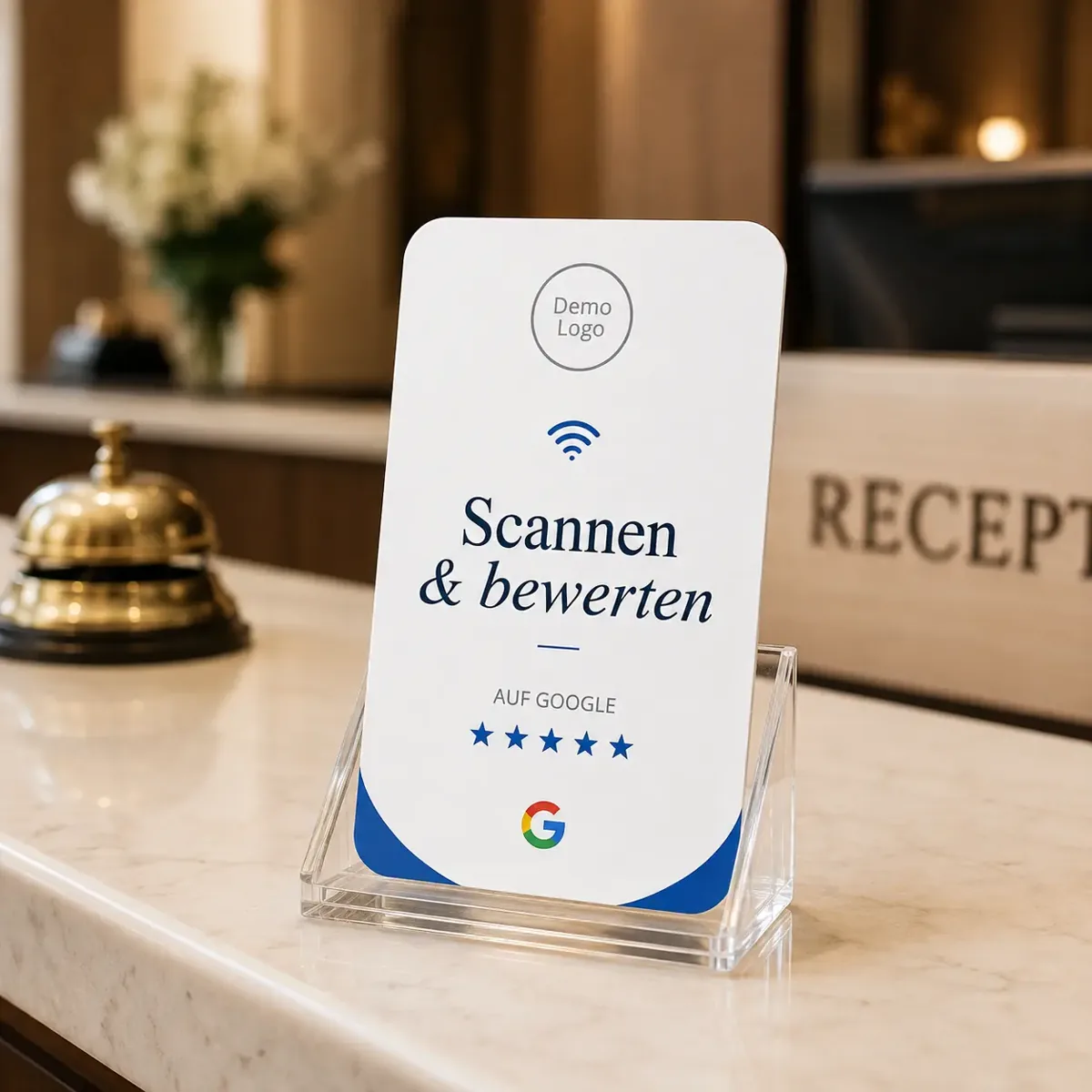 An der Rezeption, bereit für jeden Gast